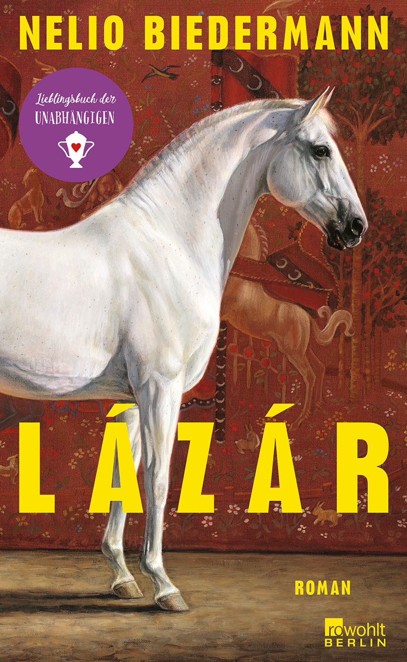 Cover zum Buch Lázár von Nelio Biedermann ©Rowohlt. Das Cover ist bunt. Ein weißes Pferd steht in der Mitte. Es ist von der Seite zu sehen. Es ist zur Haelfte abgebildet. Es setht in einem Raum. Der Boden ist braun. Das Pferd steht vor einer Wand. Die Wan