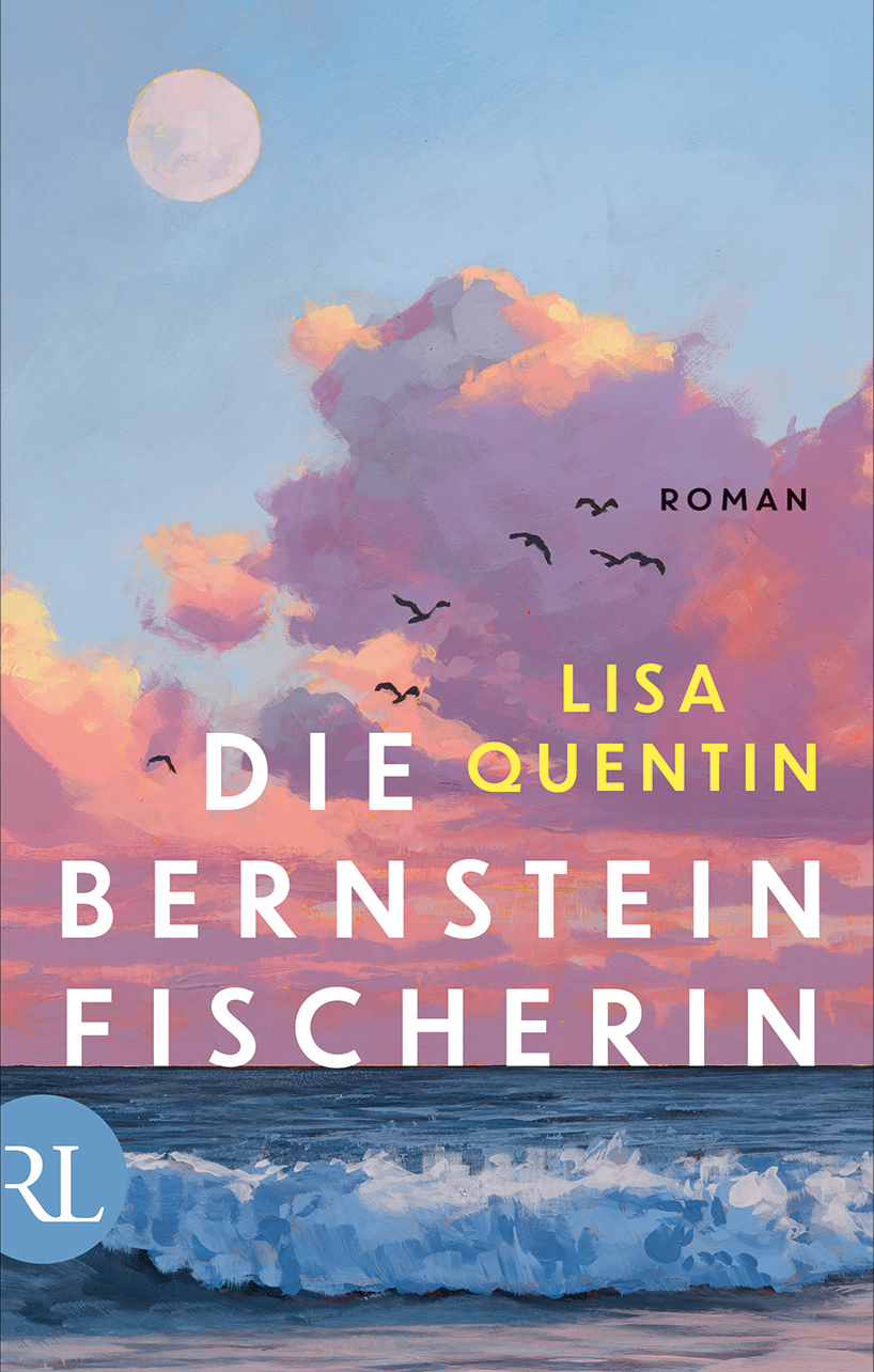 Cover zum Buch Die Bernsteinfischerin von Lisa Quentin ©Ruetten & Loenining. Das Meer ist zu sehen. Im Vordergrund sieht man eine Welle die an den Strand spuehlt. Die Farben spiegeln die eine Abendstimmung wieder. Am Horizont sind rosa Wolken zu sehen. De