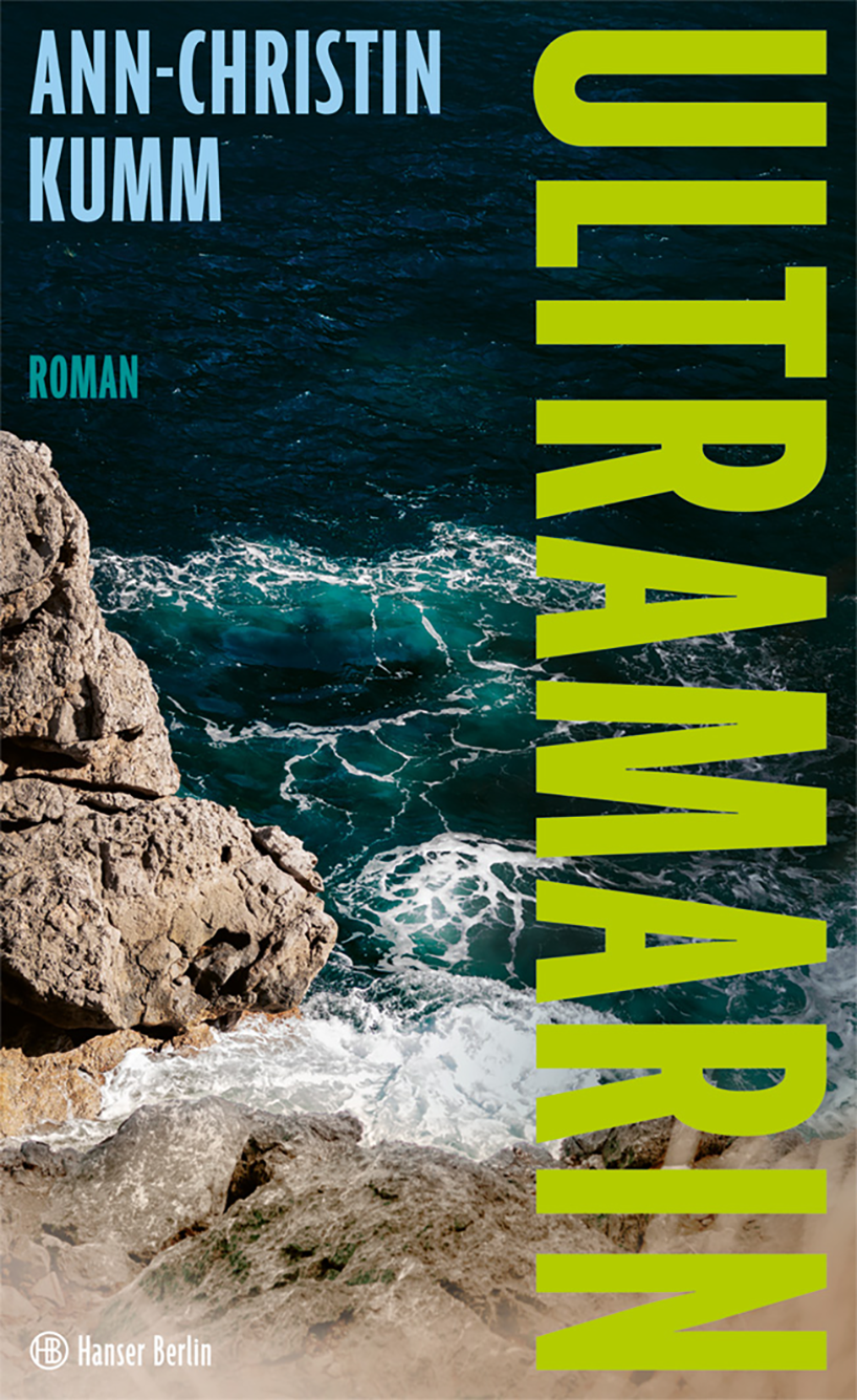 Cover zum Buch Ultramarin von Ann-Christin Kumm ©Hanser Berlin. Auf dem Cover ist das Meer zu sehen. Links sieht man einen Abschnitt Steilküste und einen kurzen Stand. Das Meer wirkt dunkel; die Wellen sind hoch. Am rechten Seitenrand von oben nach unten 