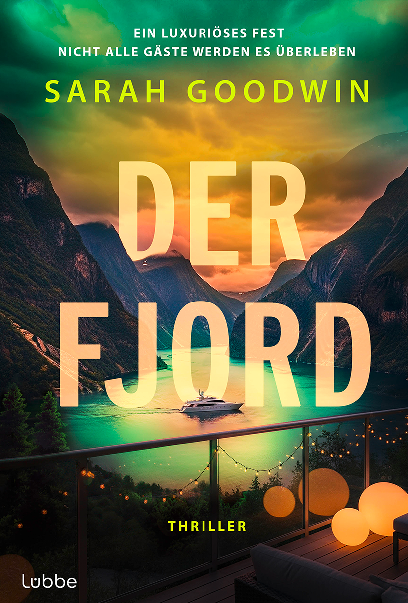 Cover zum Buch Der Fjord von Sarah Goddwin ©Luebbe. Auf dem Cover sieht man einen Fjord. In der Mitte liegt ein See. Der See ist von Bergen umgeben. Im Hintergrund geht die Sonne unter. Im Vordergrund ist ein Gelaender zu zu erkennen. Das gesamte Cover is