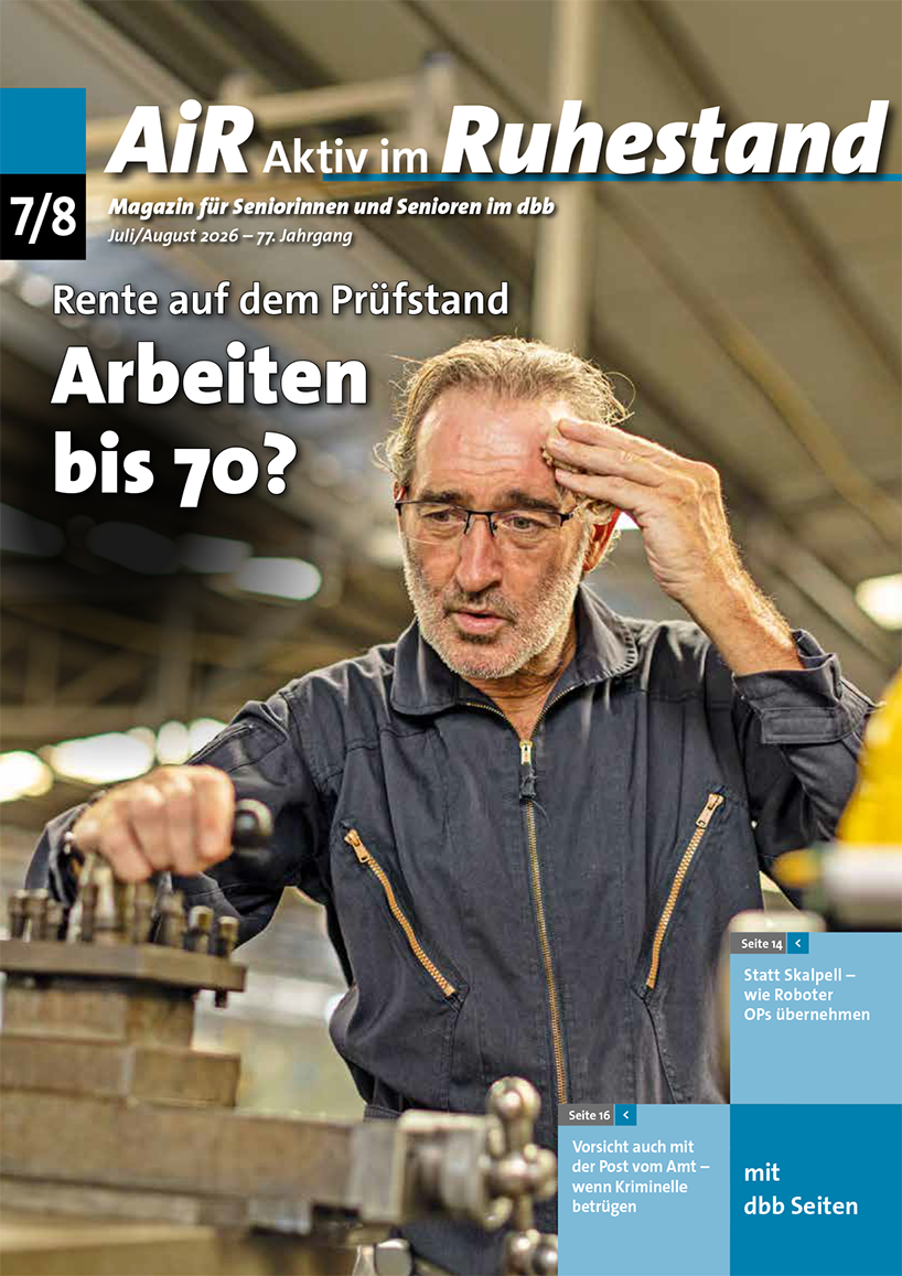 Cover der Zeitschrift AiR - Aktiv im Ruhestand Juli/August 2026 © Bundesleitung des dbb beamtenbund und tarifunion. Das Cover zeigt einen Mann. Er steht in einer Werkstatt und hat einen blauen Arbeitsoverall an. Er ist ueber 70 Jahre alt. Mit seiner recht