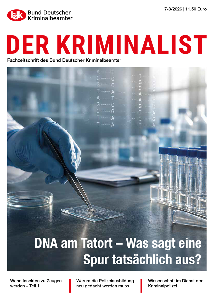 Cover der Zeitschrift Der Kriminalist Ausgabe 7-8 2026 © Bund Deutscher Kriminalbeamter e.V. Das Cover zeigt ein Ausschnitt aus einem Kriminallabor. Auf dem Tisch stehen links einige Reagenzglaeser. Rechts im Bild liegt eine Petrieschale. Eine Probenplatt