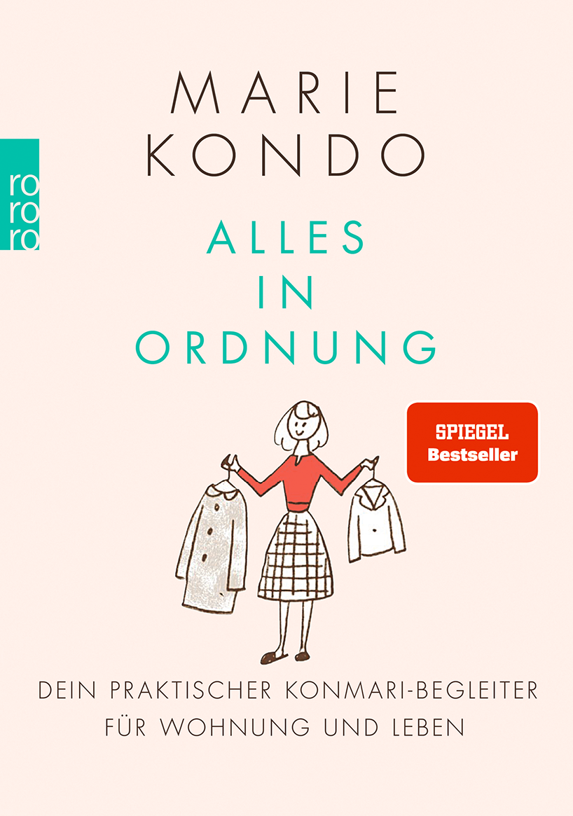 Cover zum Buch Alles in Ordnung von Marie Kondo ©Rowohlt. Der Hintergrund ist weiß. In der Mitte als kindliche Strichzeichnung zu sehen. Die Figur besteht aus schwarzen Linien. Das Oberteil ist orange. In der einen Hand hält sie eine Jacke auf einem Bügel