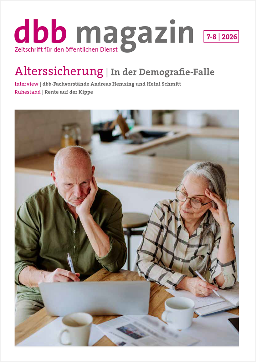 Cover der Zeitschrift dbb magazin Juli_August 2026 © Bundesleitung des dbb beamtenbund und tarifunion. Auf dem Cover sind ein aelterer Mann und eine aeltere Frau zu sehen. Beide sitzen an einem Tisch. Im Hintergrunf ist ein Teil einer Kuecheerkennbar. Der